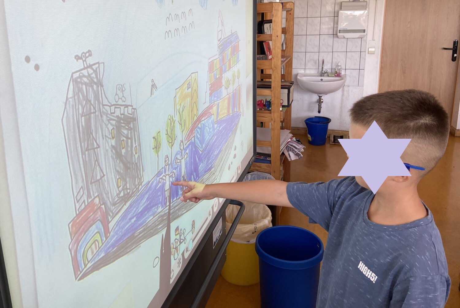 Ergebnispräsentation eines Kindes auf dem Whiteboard. Auf dem Baord zu sehen ist ein bunter Platz mit Menschen, Wasser- und Mobilitätselementen sowie einem überirdischen Brückensystem.