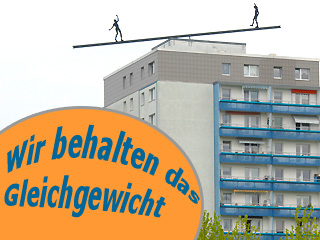 die balancierenden Menschen auf dem Hochhausdach in Hellersdorf