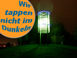Lichtinstallation LeuchtTurm des Berliner Künstlers Nils-R. Schultze in den Gärten der Welt