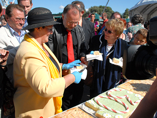 Bezirksbürgermeisterin Dagmar Pohle verteilte den Kuchen gegen eine Spende für den Zirkus Cabuwazi-Springling.