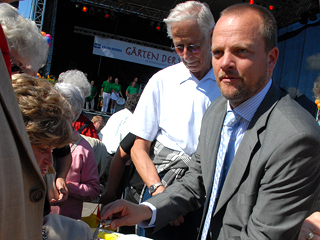 Der Bezirksstadtrat für Schule, Sport und Finanzen Stefan Komoß hatte ebenfalls gut zu tun beim Verteilen des Kuchens.