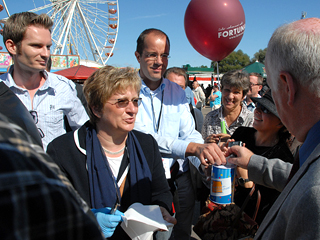 Die Bezirksstadträtin für Jugend und Familie Dr. Manuela Schmidt verteilte ebenfalls Kuchen.