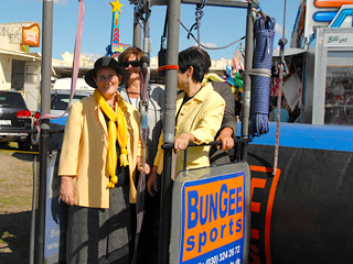 Bezirksbürgermeisterin Dagmar Pohle im Lastenkorb