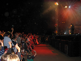 Das Highlight am Abend war der Auftritt der „Prinzen“. Viele junge Leute waren gekommen, aber auch ganze Großfamilien mit Oma, Opa, Vater, Mutter und Kind. Dicht gedrängt, sangen und tanzten sie mit. „Marzahn-Hellersdorf rockt“ – freuten sich die „Prinzen“, für sie war das Konzert ein absolutes Heimspiel.