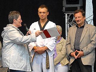 Auf der Bühne Frau Pohle Bezirksbürgermeisterin