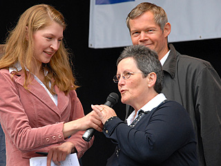 Bezirksbürgermeisterin Dagmar Pohle auf der Bühne beim Interview