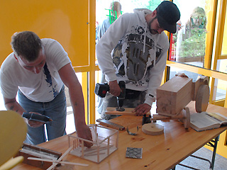 zwei Jugendliche beim Verein Kiek in