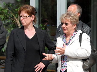 Bezirksstadträtin Dr. Manuela Schmidt vor dem Eingang des Stadtteilzentrums Kompass