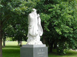 Statue von Konfuzius vor dem Chinesischen Garten im Erholungspark Marzahn