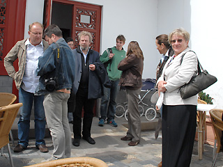 Gäste vor dem Teehaus im Chinesischen Garten im Erholungspark Marzahn