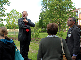 Bezirksstadtrat für ökologische Stadtentwicklung, Norbert Lüdtke im begrünten Innenhof der Neubausiedlung Hellersdorf