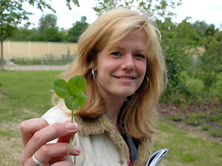 Schülerin mit Kleeblatt