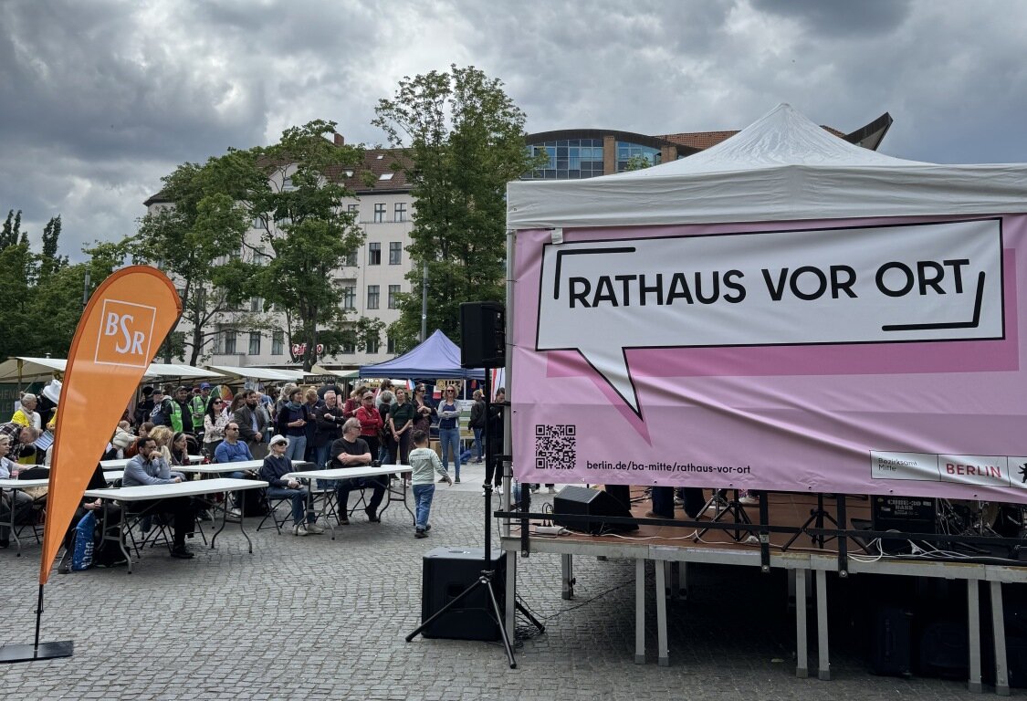 Bühne mit seitlich angebrachten "Rathaus vor Ort"-Banner
