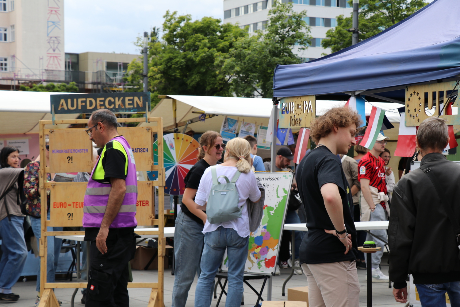 Besucher*innen von Rathaus vor Ort auf dem Leopoldplatz