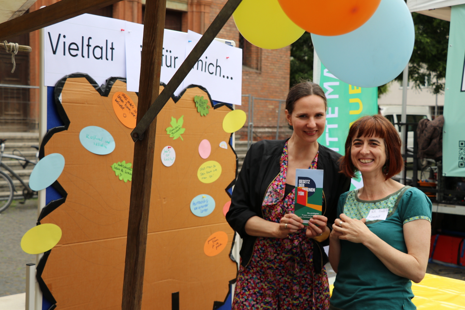 Mitarbeitende des Büros für Partizipation und Integration vor ihrem Stand