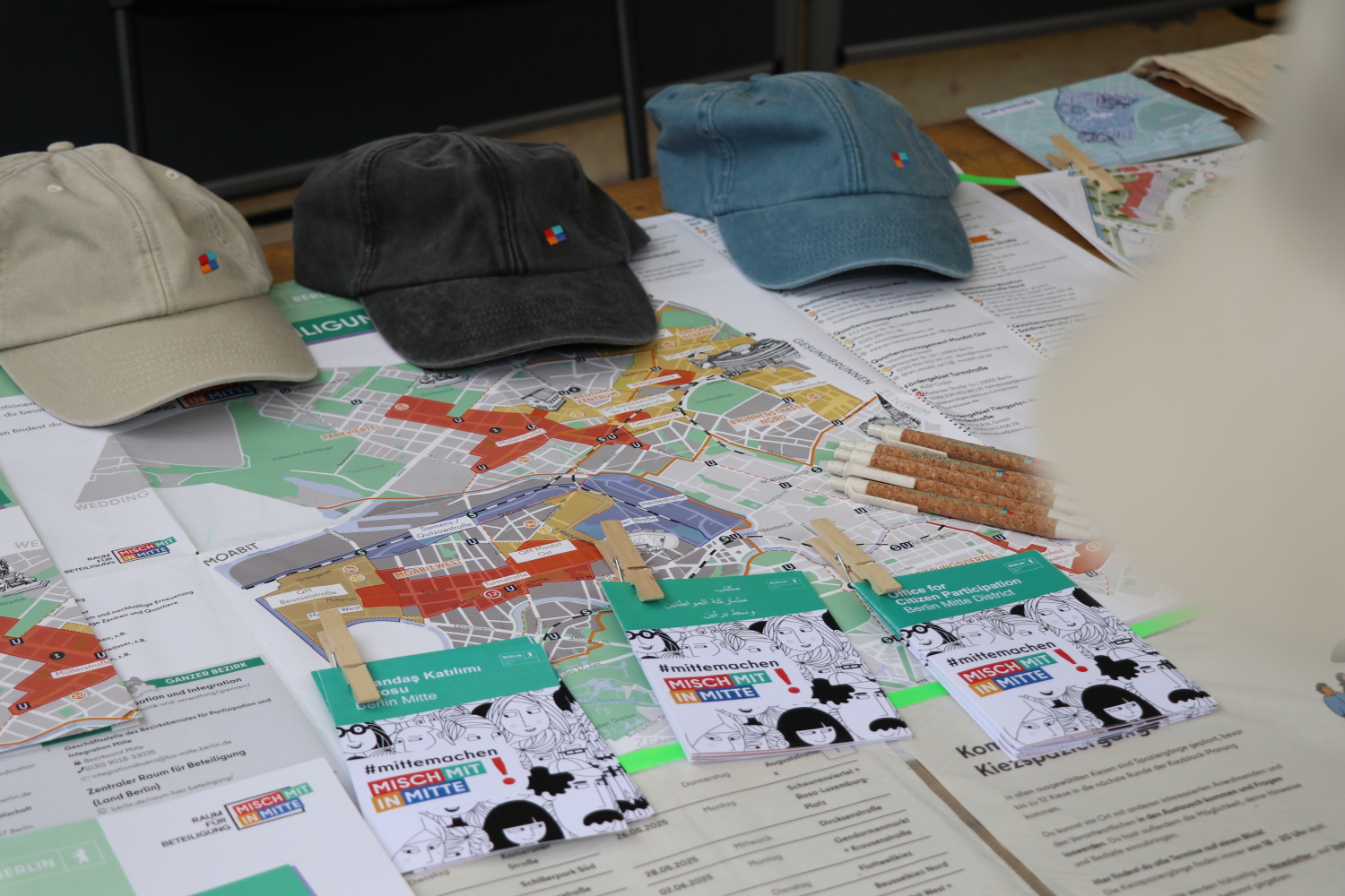 Merchandise am Stand des Büros für Bürgerbeteiligung