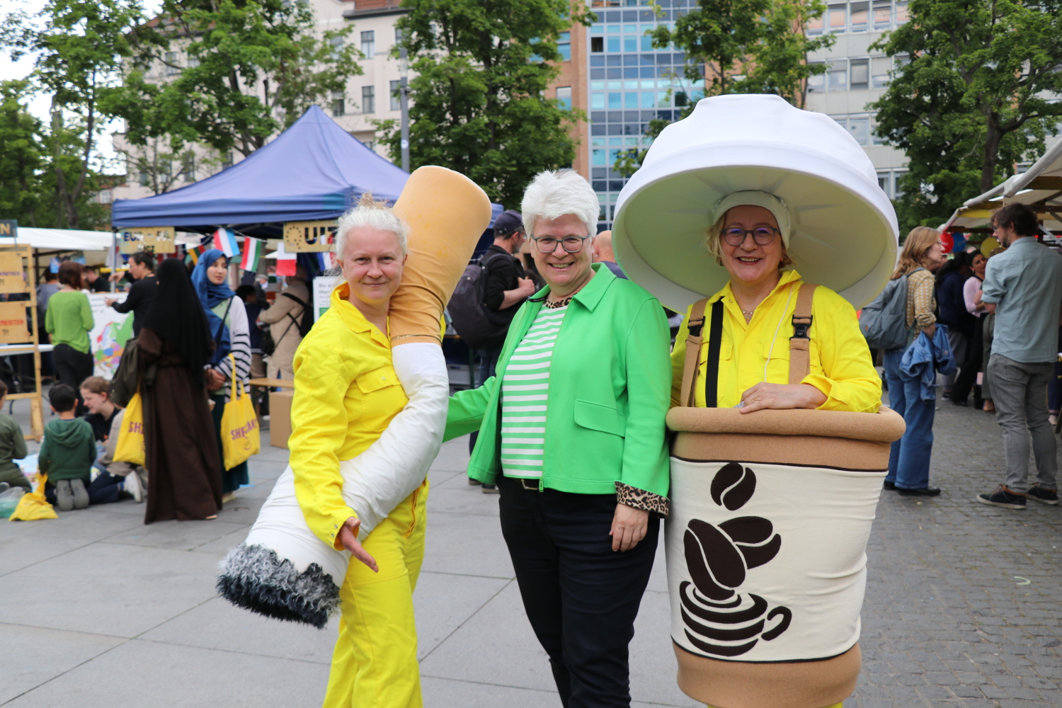Bezirksbürgermeisterin gemeinsam mit Mitarbeiterinnen von Life e.V. in Müllkostümen