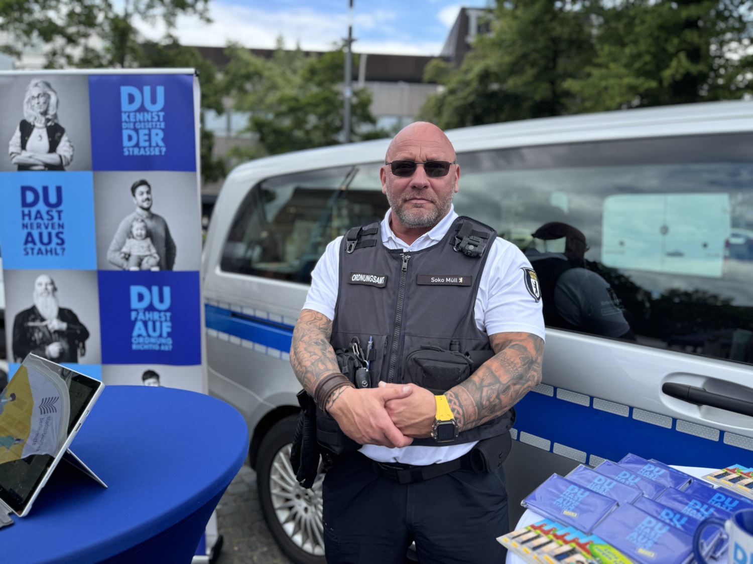 Mitarbeiter des Ordnungsamtes vor seinem Stand