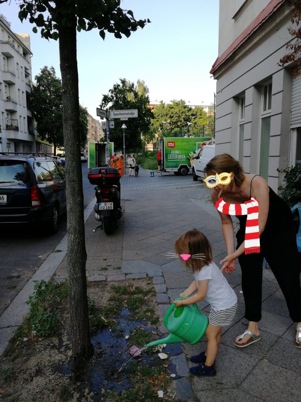 Bürgerinnen und Bürger helfen beim Bäume gießen und beteiligen sich an der Aktion "Mitte gießt". Hier in der Seydelstraße.