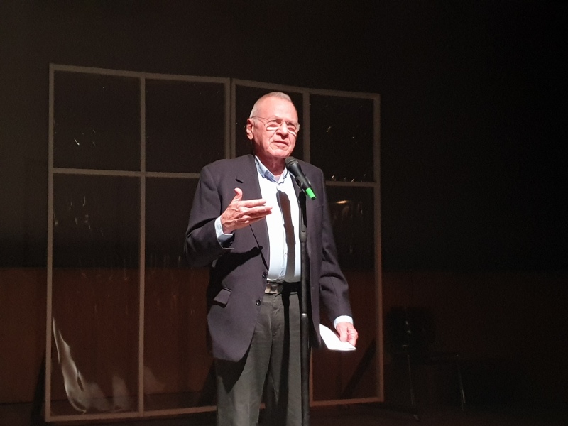 Prof. Benjamin Gidron aus Israel spricht bei der Gedenkveranstaltung im Grips-Theater