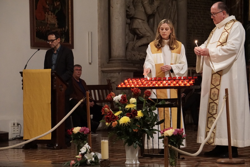 Für jeden einsam Verstorbenen wurde eine Kerze entzündet.