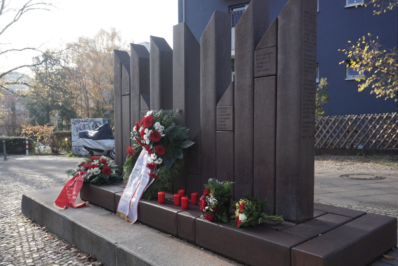 Kränze und Blumen am Mahnmal Siegmunds Hof
