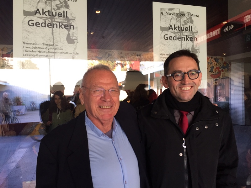 Prof. Benjamin Gidron und Bezirksbürgermeister Stephan von Dassel bei der Gedenkveranstaltung im Grips Theater