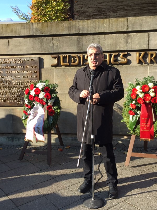 Ralf Wieland, Präsident des Abgeordnetenhauses, spricht bei der Gedenkveranstaltung am Jüdischen Krankenhaus
