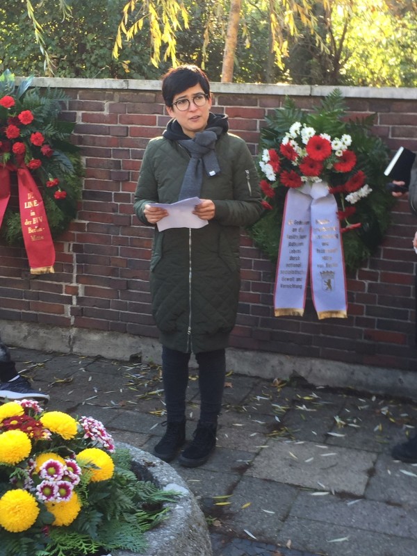 Bezirksstadträtin Ramona Reiser hält eine Ansprache an der Gedenkstätte Levetzowstraße