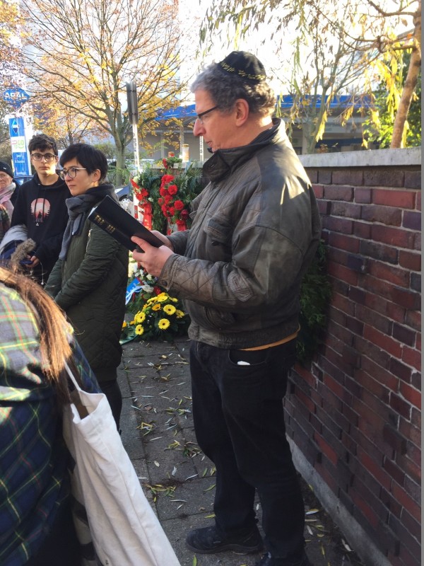 Sigmount Königsberg von der Jüdischen Gemeinde zu Berlin trägt das Kaddisch vor