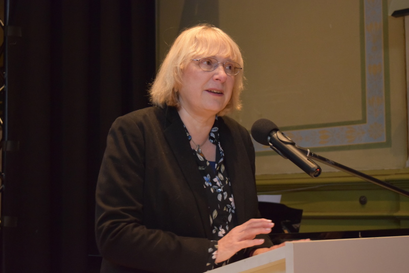 Bezirksstadträtin Sabine Weißler würdigt die Kontinuität der Erinnerungsarbeit an der Theodor-Heuss-Gemeinschaftsschule