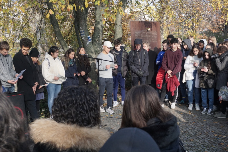 Schüler des Gymnasiums Tiergarten an der Gedenkstätte Siegmunds Hof