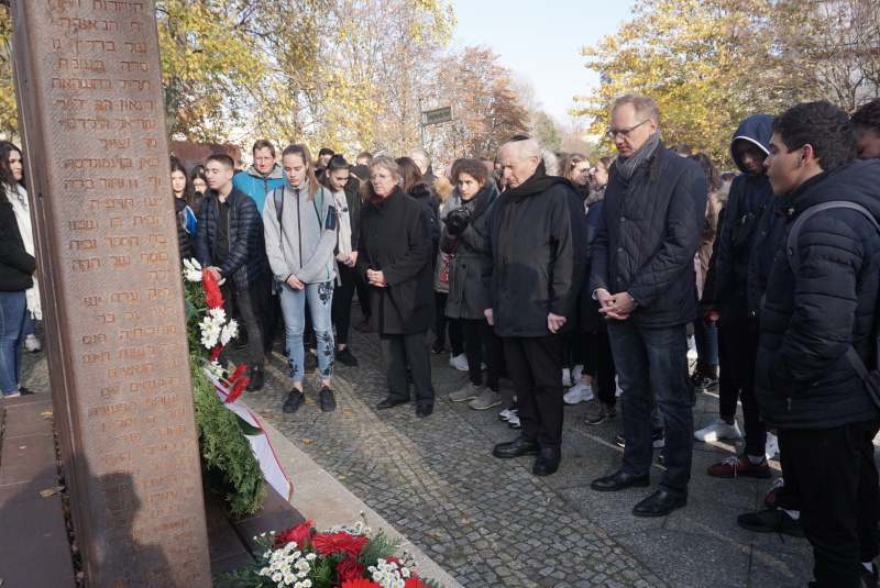 Gedenken an der Gedenkstätte Siegmunds Hof mit Bezirksstadtrat Carsten Spallek und dem Gymnasium Tiergarten