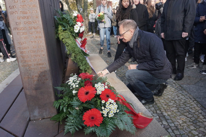 Bezirksstadtrat Carsten Spallek legt an der Gedenkstätte Siegmunds Hof einen Kranz nieder