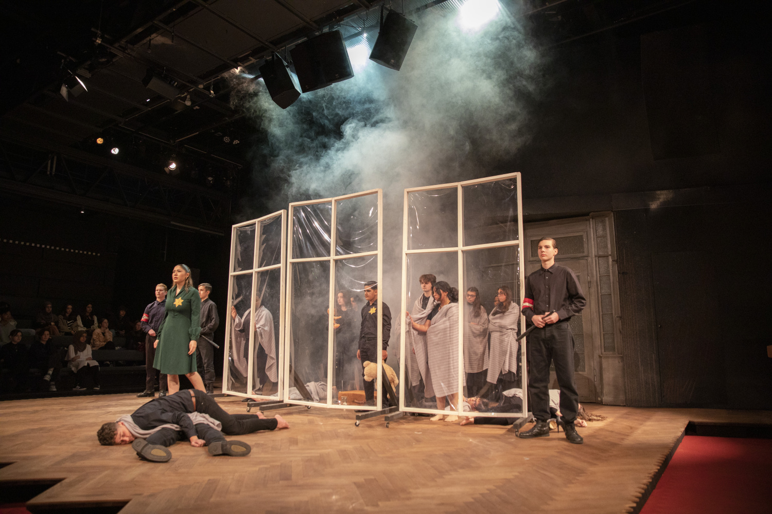 Schüler*innen des Gymnasiums Tiergarten führten "Die Todesfuge" nach Paul Celan auf der Bühne des Grips-Theaters auf.