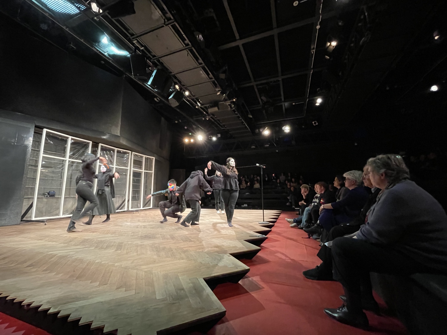 Der Grundkurs Theater der Theodor-Heuss-Gemeinschaftsschule spielte das Stück "Das Leben ist bunt" auf der Gedenkveranstaltung am 9. November 2022 im Grips-Theater.