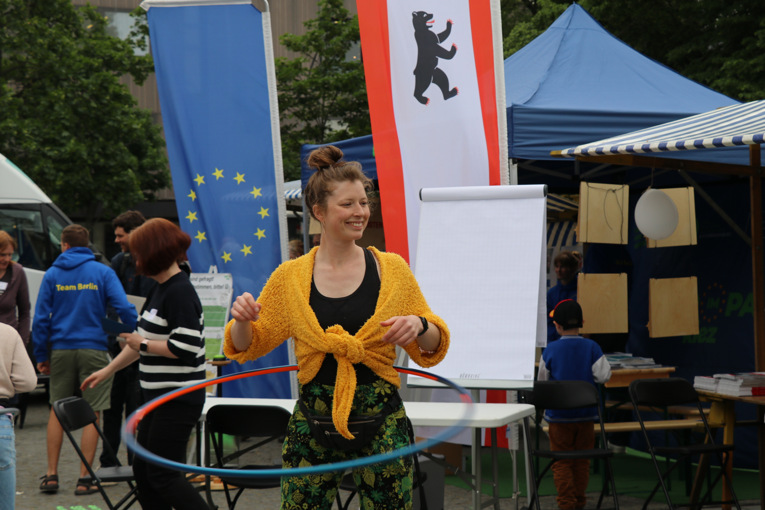 Hula-Hoop Kurs der Vhs auf dem Leopoldplatz beim "Rathaus vor Ort"
