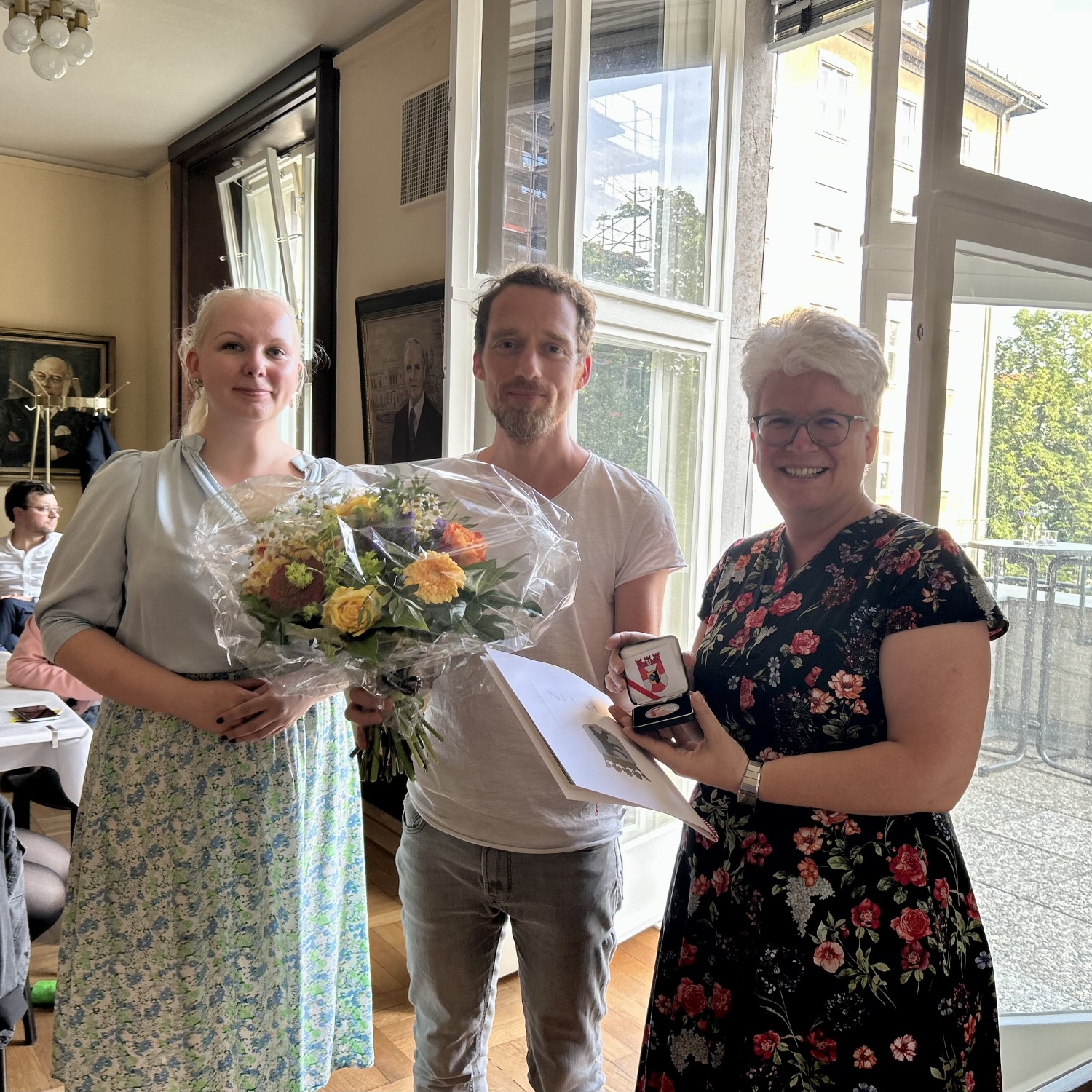 BVV-Vorsteherin Jelisaweta Kamm, Preisträger Tobias Weber und Bezirksbürgermeisterin Stefanie Remlinger (v.l.).