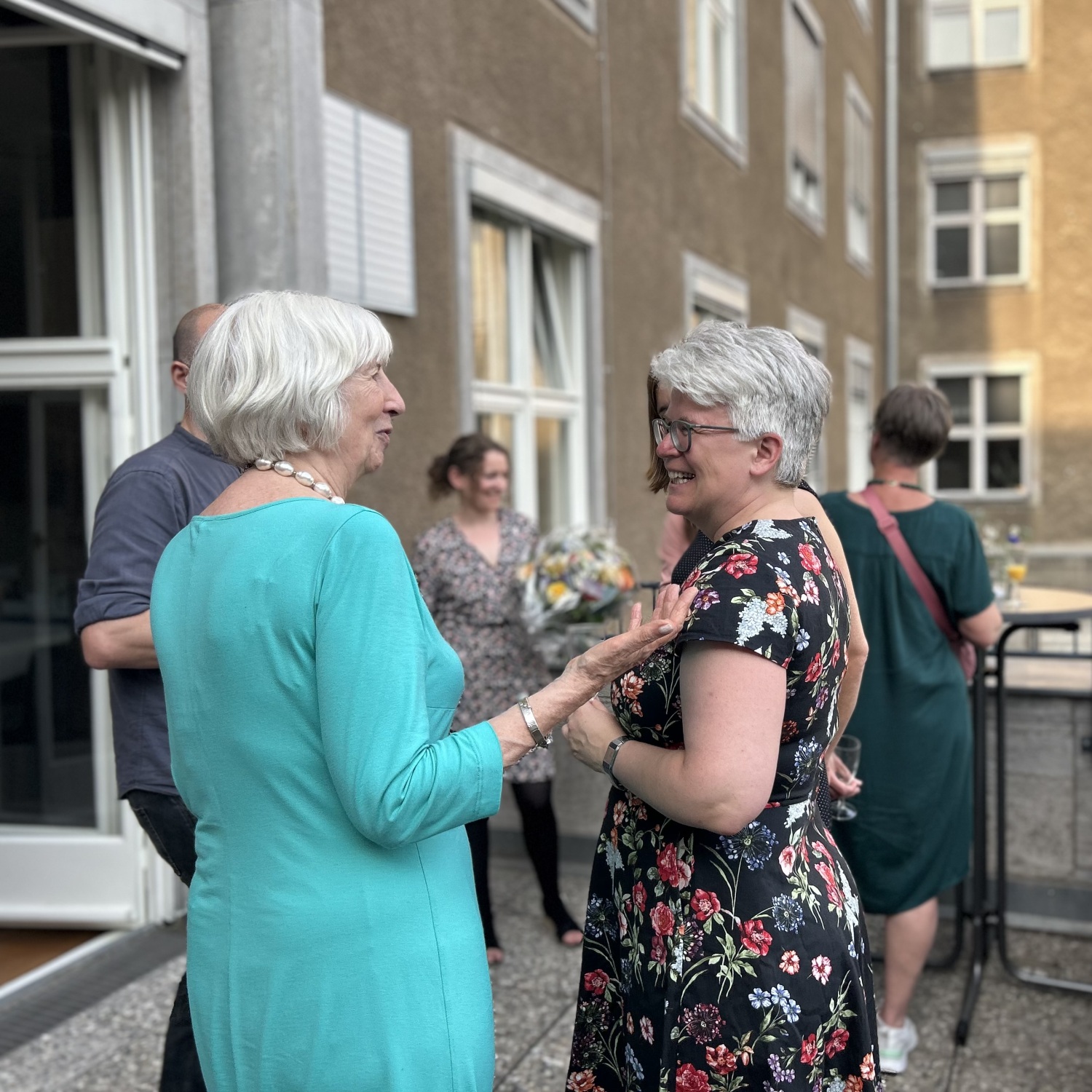 Bezirksbürgermeisterin Stefanie Remlinger im Gespräch mit Preisträgerin Elisabeth Graff.