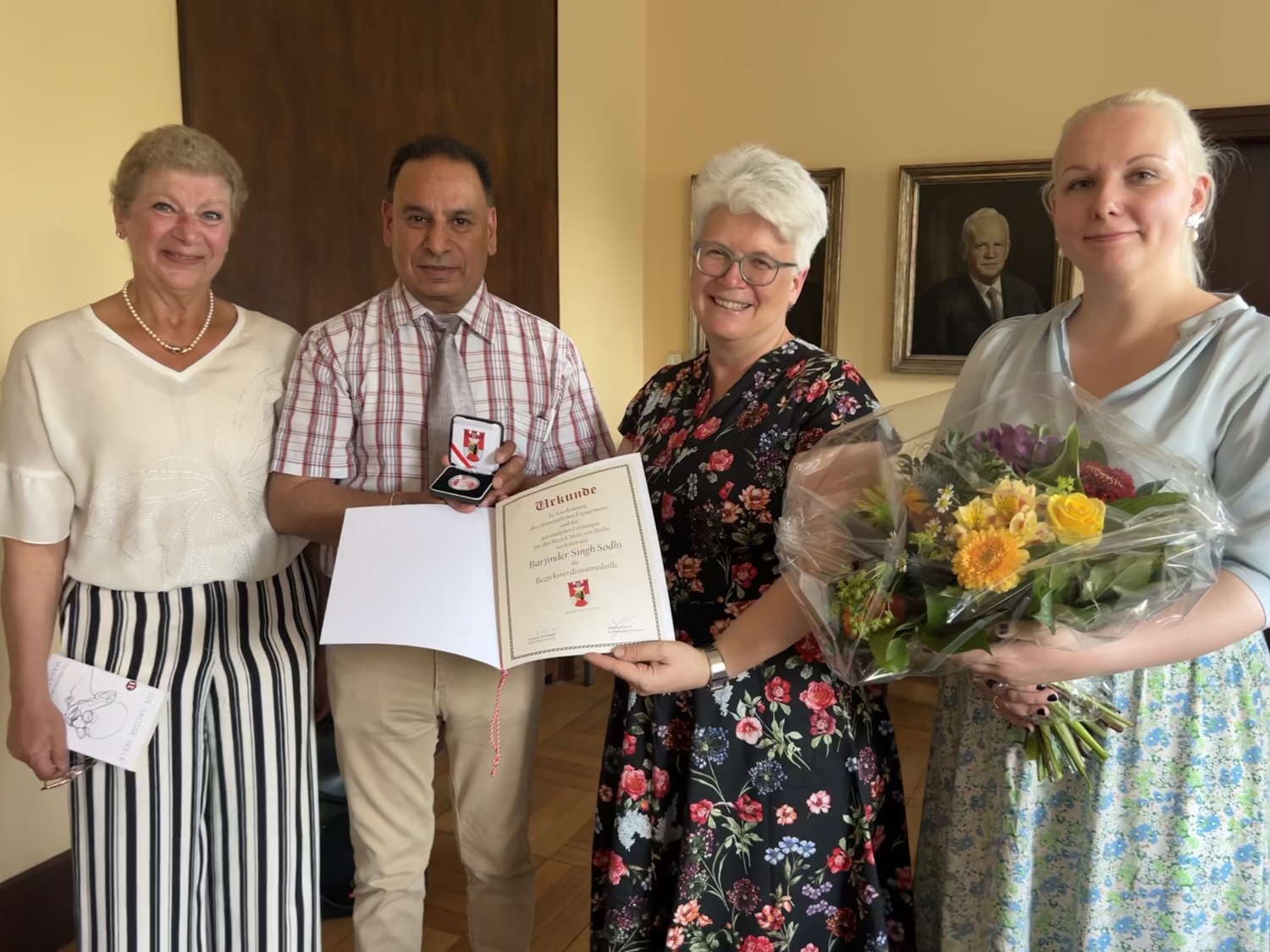 Laudatorin Gabriele Cocozza, Preisträger Barjinder Singh Sodhi, Bezirksbürgermeisterin Stefanie Remlinger und BVV-Vorsteherin Jelisaweta Kamm ( v.l.).