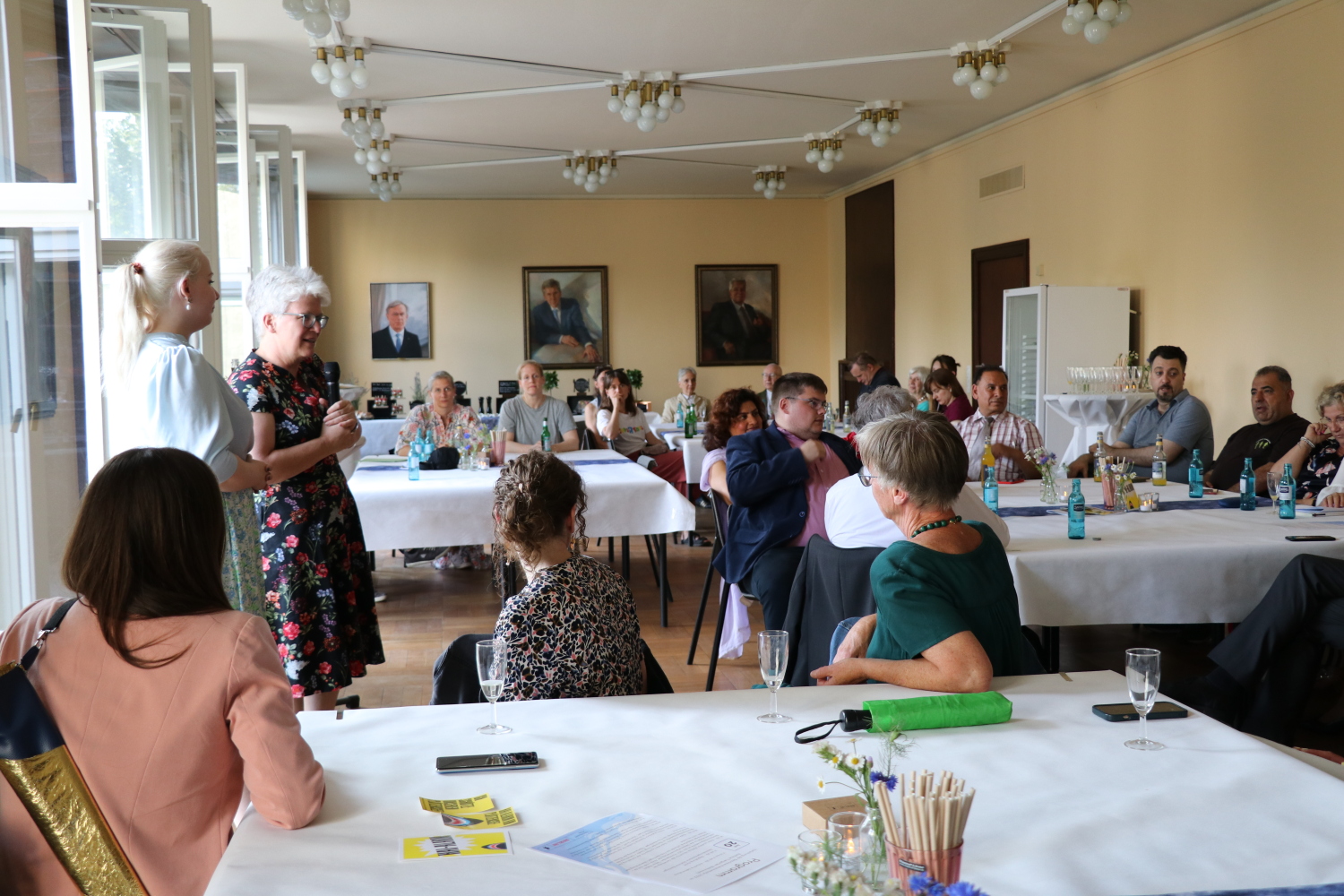 Die Verleihung der Bezirksverdienstmedaille fand im frisch restaurierten Balkonsaal im Rathaus Tiergarten statt.