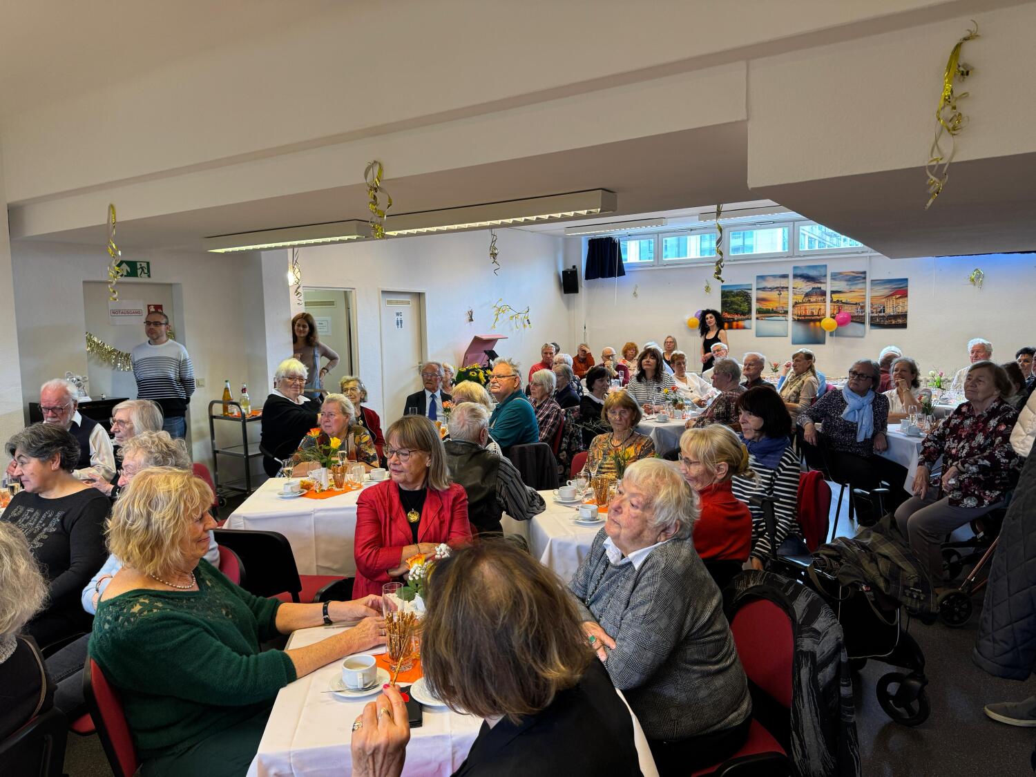 Senior*innen beim Jubiläum in der Spandauer Straße
