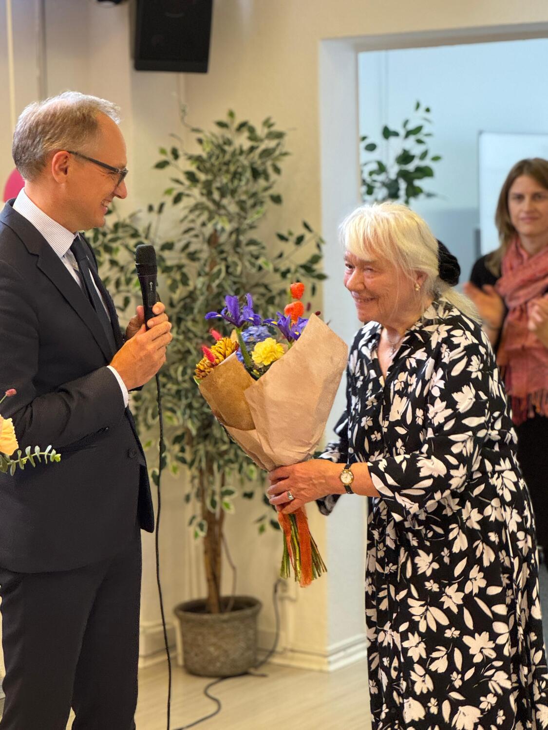 Frau Goldstein erhält einen Blumenstrauß und Danksagung von Bezirksstadtrat Spallek