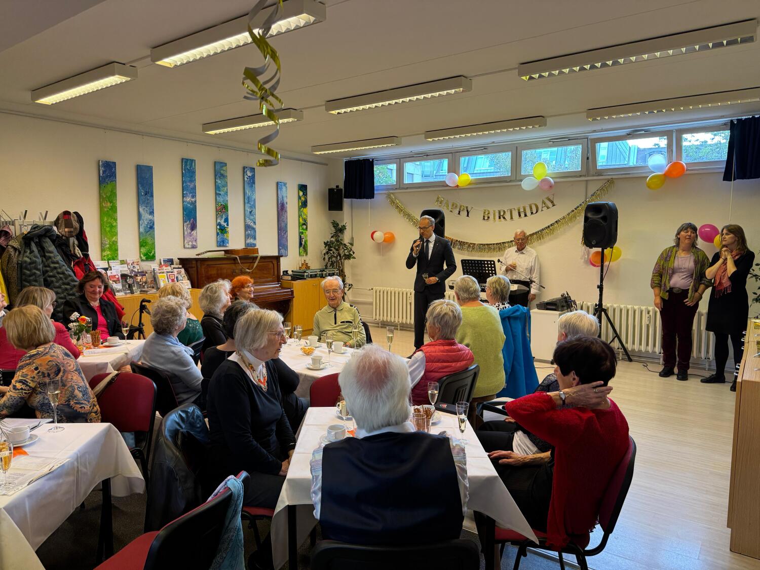 Bezirksstadtrat Carsten Spallek hält die Eröffnungsrede zum Jubiläum der Begegnungsstätte Spandauer Straße