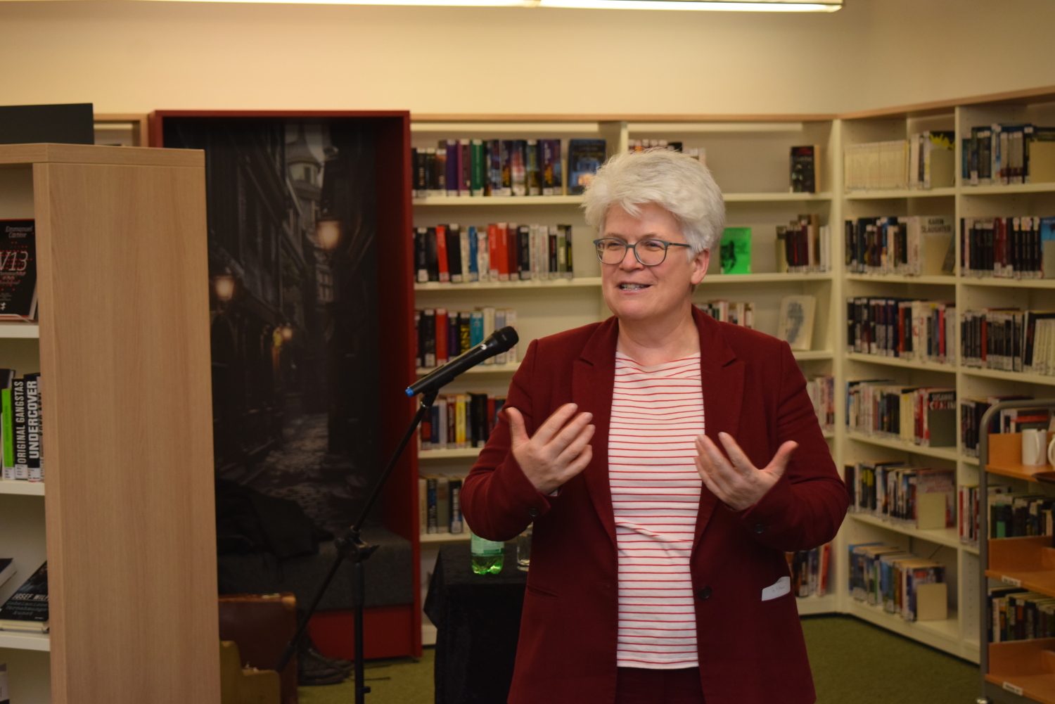 Stefanie Remlinger hält eine Rede im Krimisalon der Bruno-Lösche-Bibliothek.