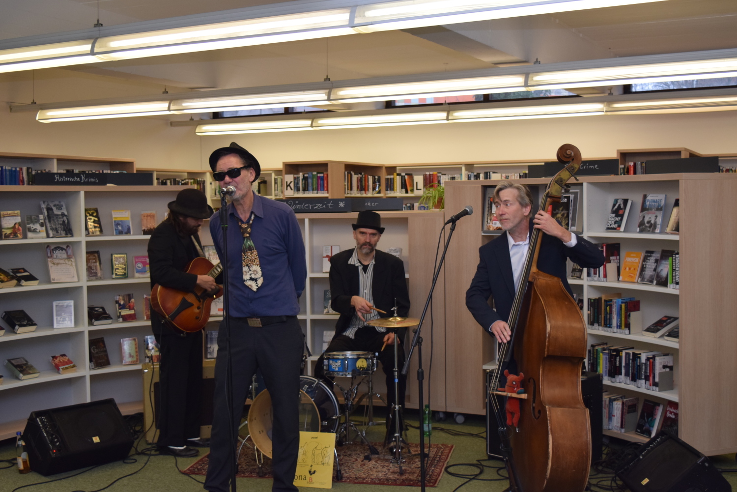 Die Band Boxi Barré musiziert auf der Jubiläumsfeier der Bruno-Lösche-Bibliothek.