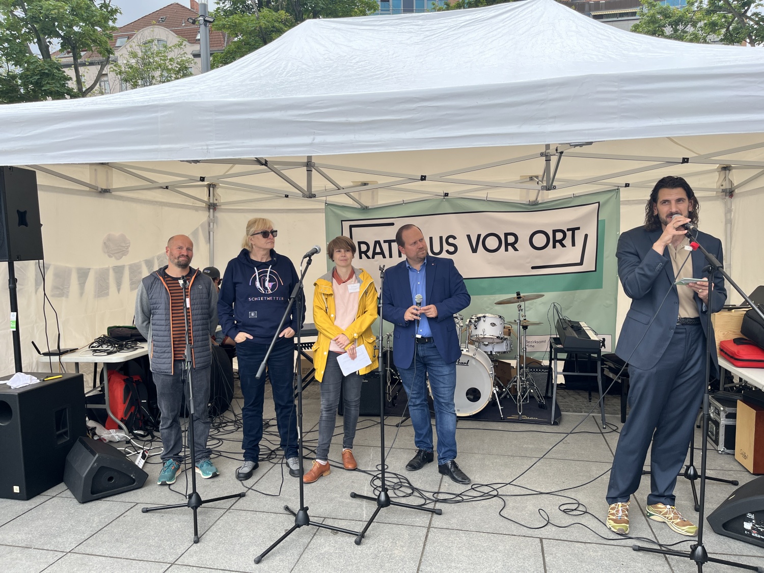Bezirksstadtrat Benjamin Fritz (r.) und die Beauftragten für Integration und Partizipation, Gleichberechtigung sowie Queer und Antidiskriminierung diskutierten über Diversität und Mitarbeiter*innengewinnung.