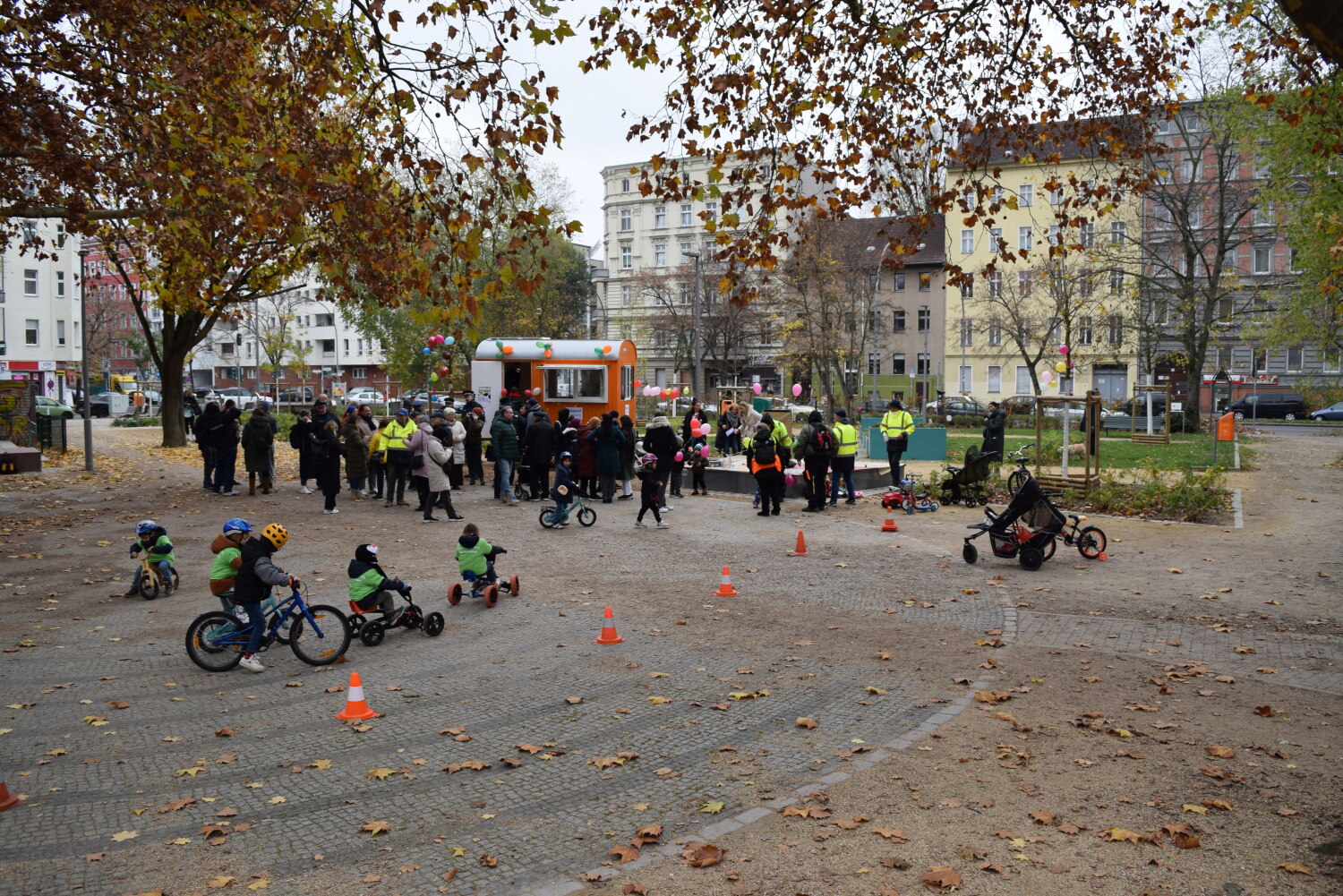 Viele Besucher*innen wollten wissen, was es mit den Bauwagen auf sich hat.