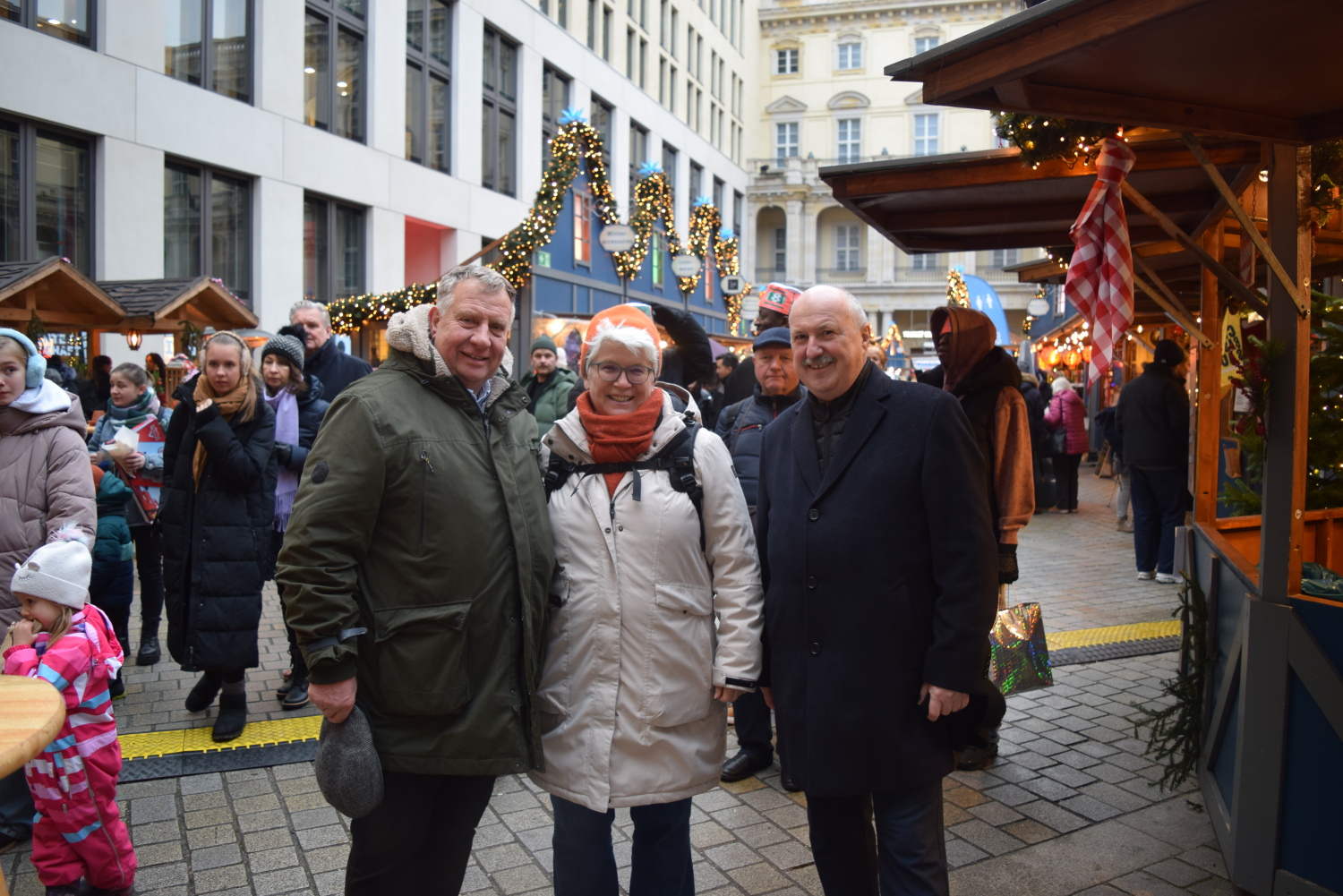 Bezirksbürgermeisterin Stefanie Remlinger mit Thilo Harry Wollenschläger (l.) und Hans-Dieter Hegner vom Humboldt Forum.