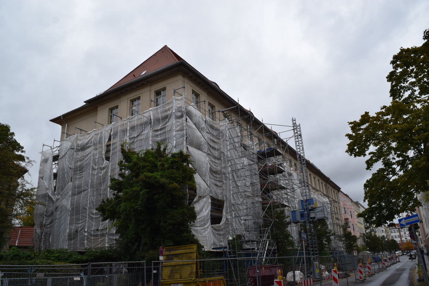 Ende des Jahres sollen die Fassadenarbeiten am Gebäude der Volkshochschule abgeschlossen sein. Dann verschwinden auch die Gerüste.